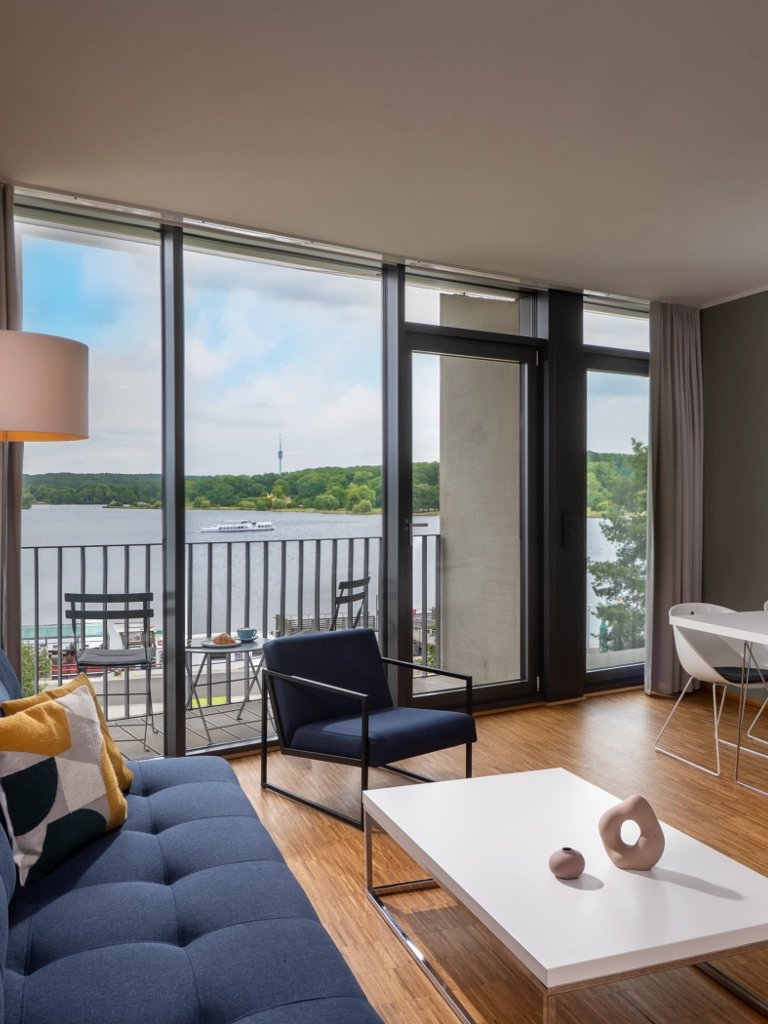 Apartment im Wavehotel Potsdam mit modernem Wohnbereich und Balkon mit Havelblick