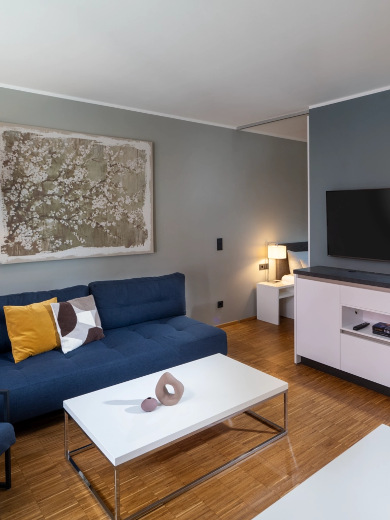 Wohnbereich eines Apartments im Wavehotel Potsdam mit Sofa, Couchtisch und moderner Einrichtung