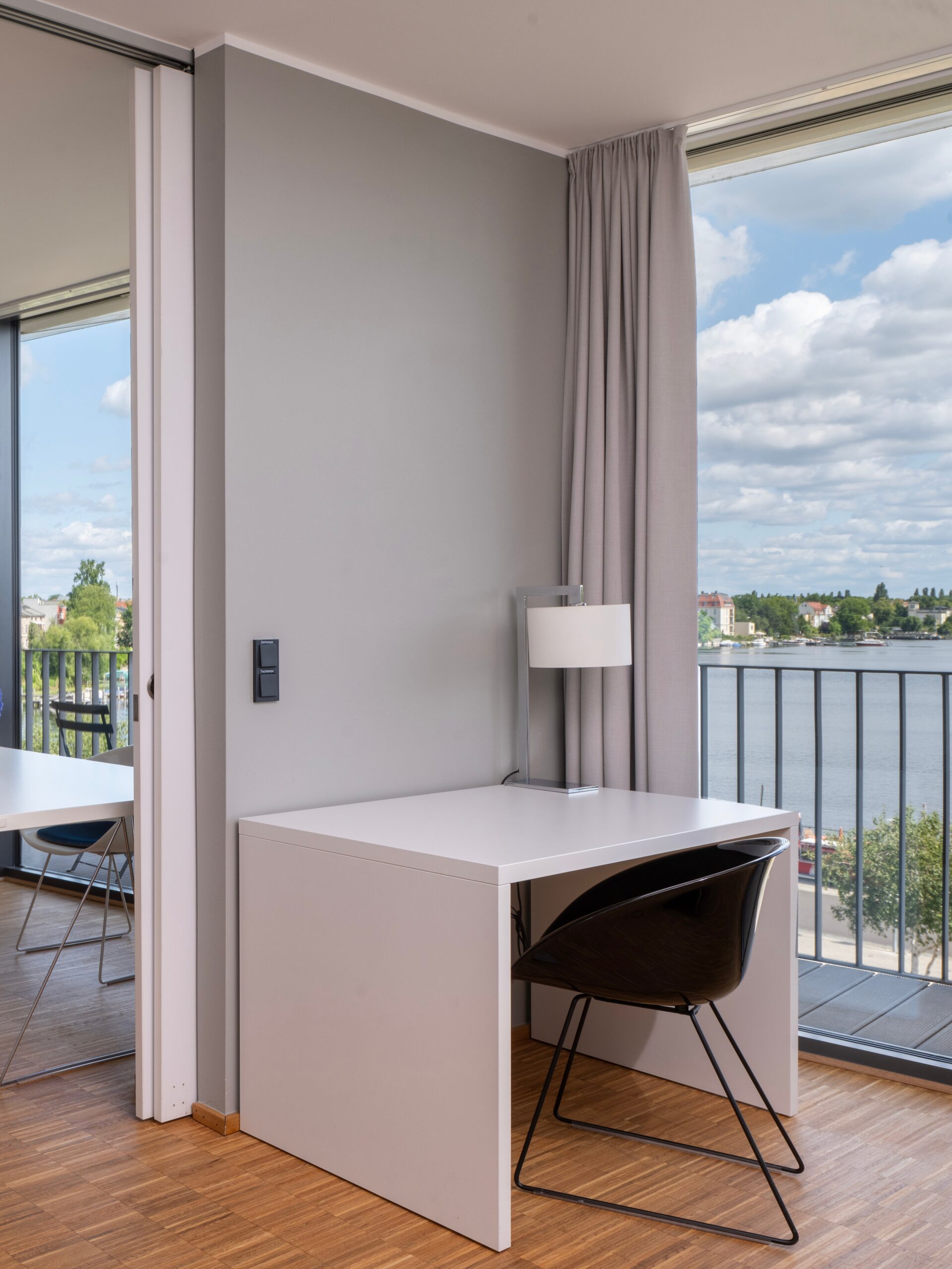 Apartment im Wavehotel Potsdam mit modernem Schreibtisch und Ausblick auf die Havel