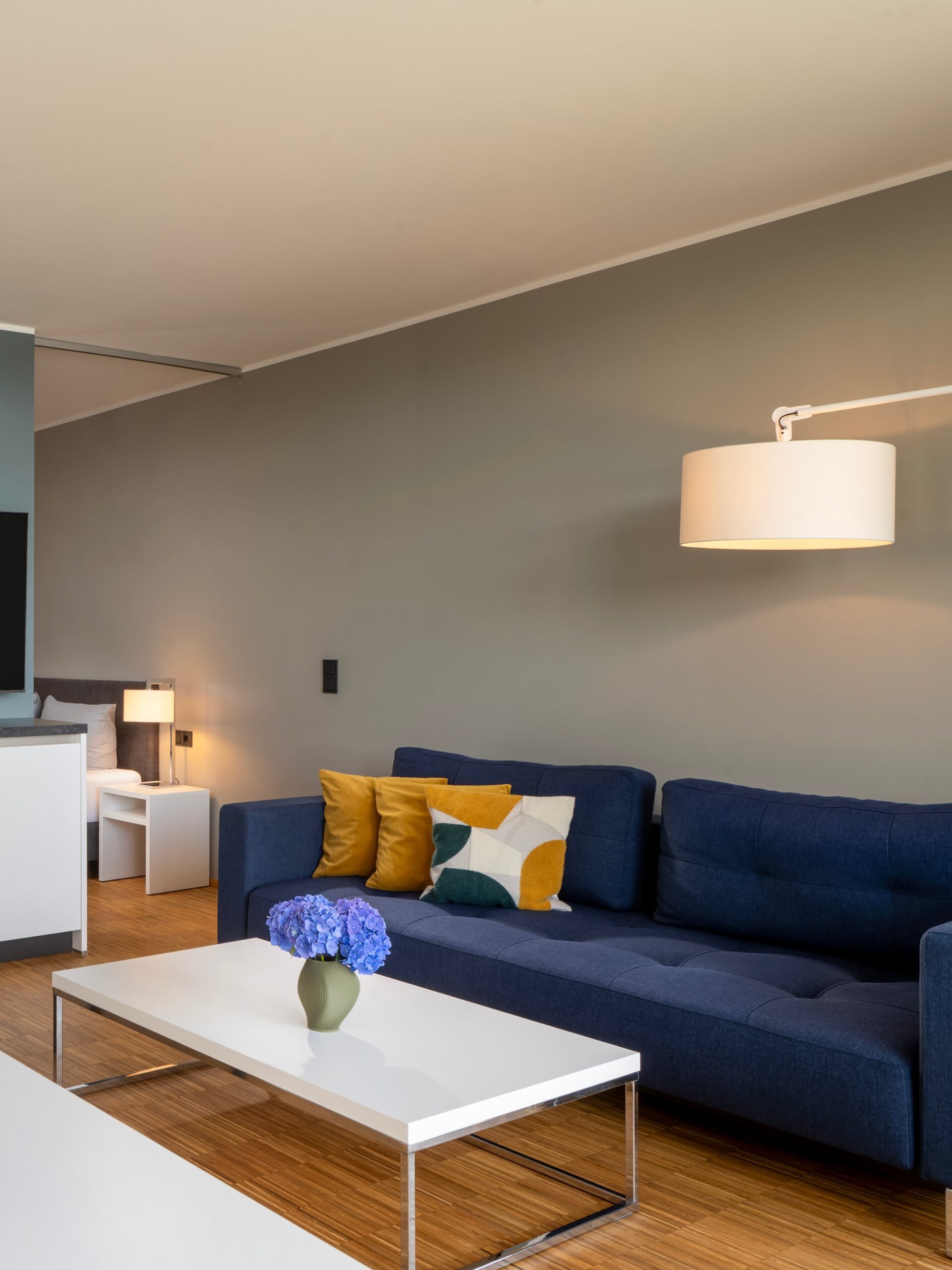 Wohnbereich im Apartment des Wavehotel Potsdam mit modernem Sofa, Couchtisch und stilvoller Beleuchtung