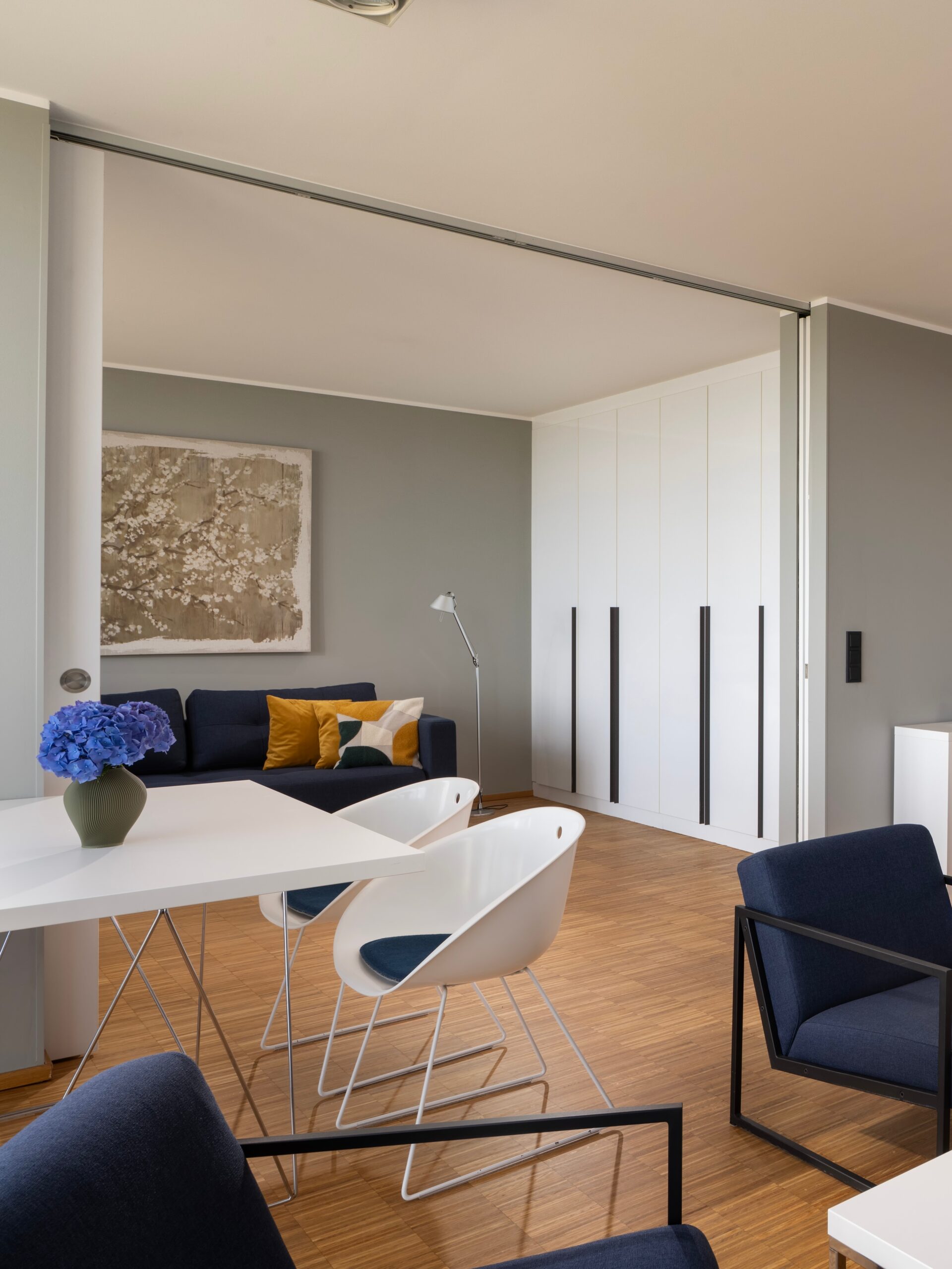 Stilvolles Apartment im Wavehotel Potsdam mit Essbereich, Sofa und großem Einbauschrank