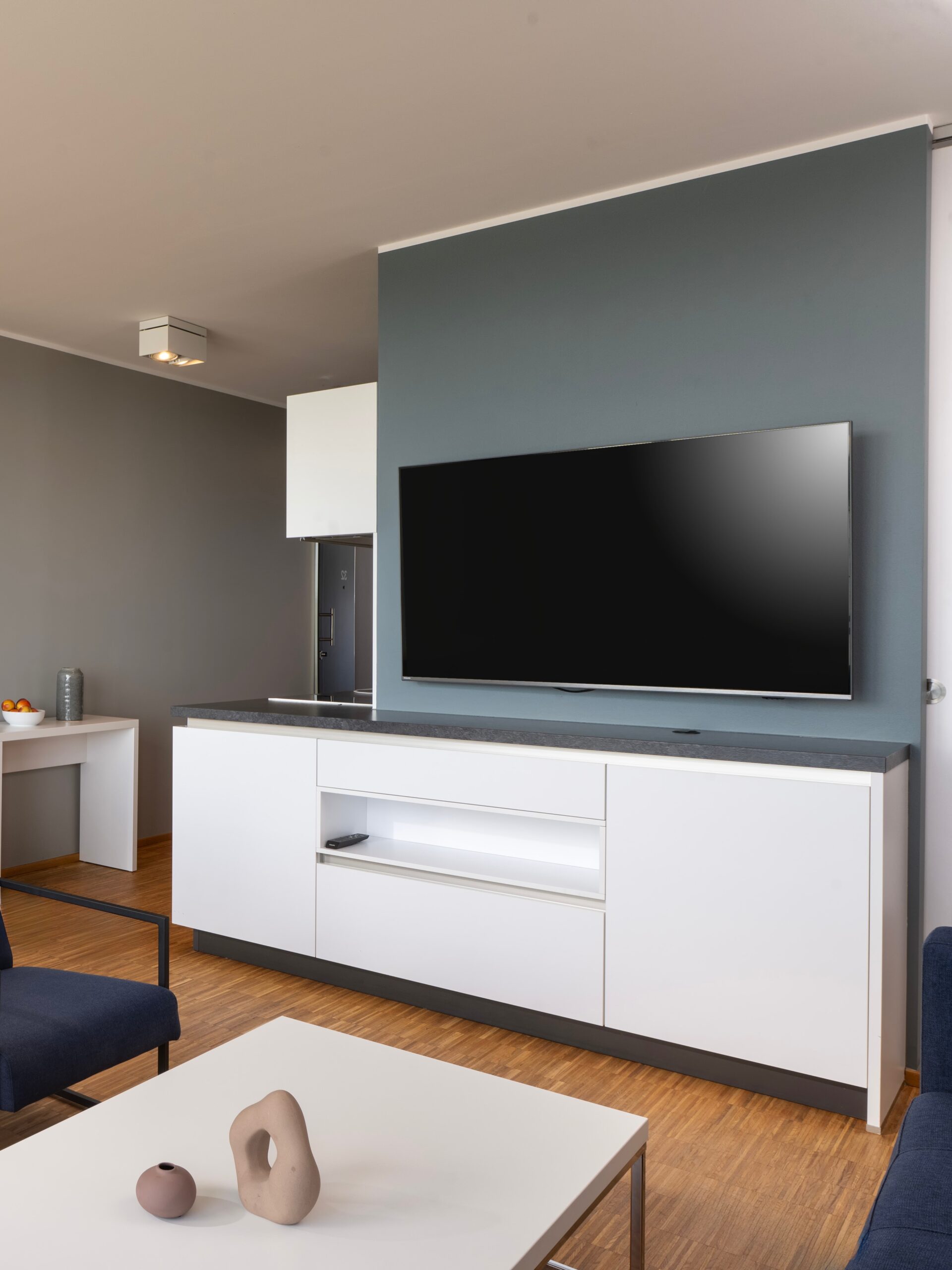 Apartment im Wavehotel Potsdam mit modernem Wohnbereich und großem Flachbild-TV