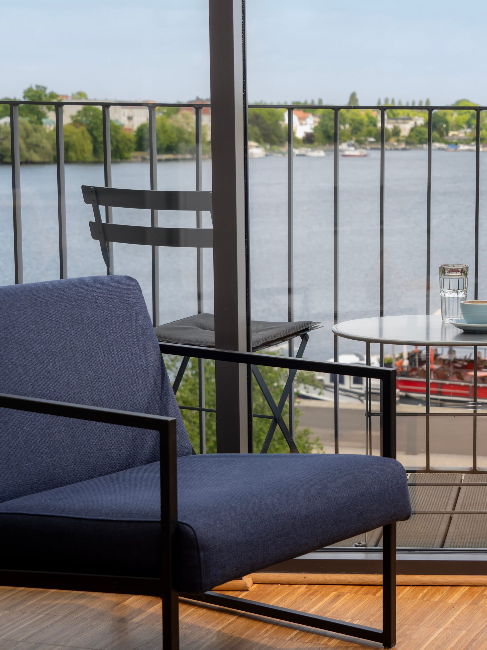 Moderner Sessel im Wavehotel Potsdam mit Balkonblick auf die Havel“