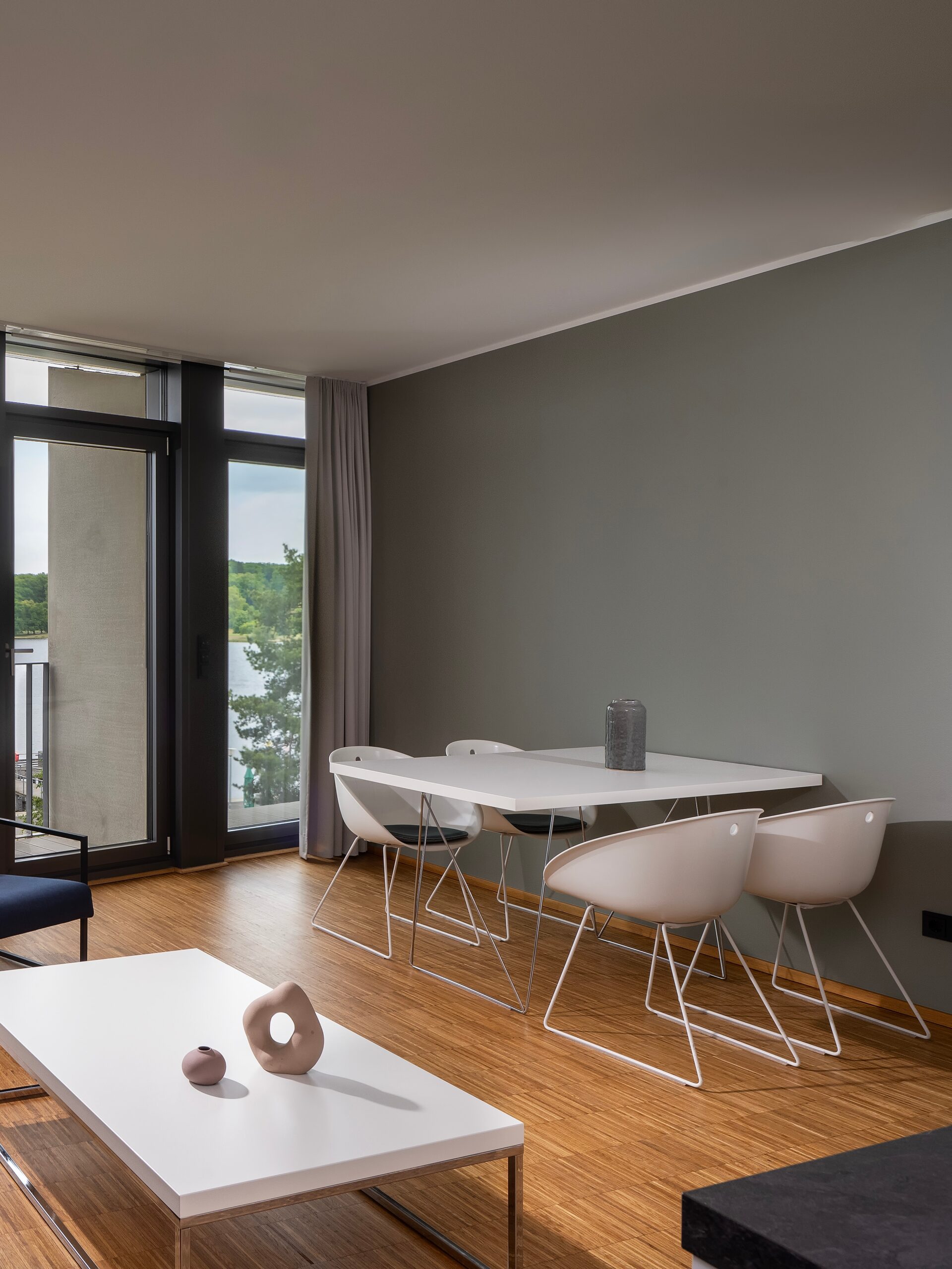 Moderner Essbereich im Wavehotel Potsdam mit Designerstühlen und Blick auf die Havel