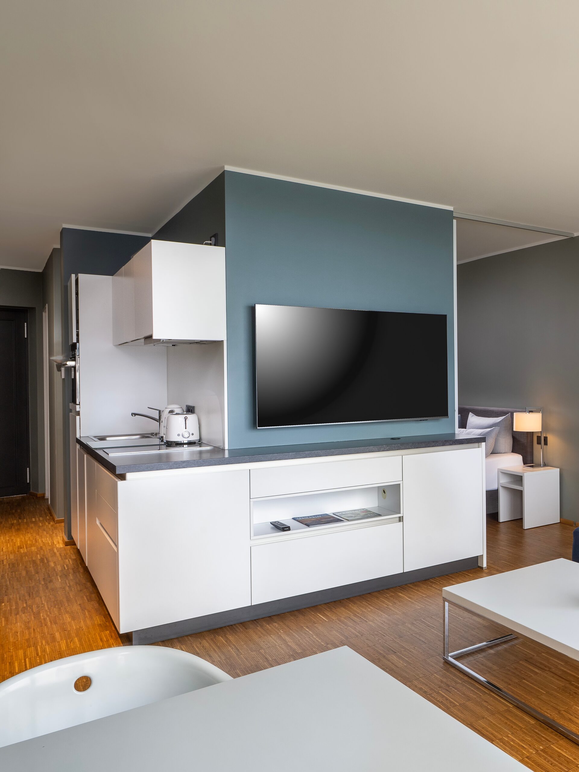 Moderne Hotel-Suite im Wavehotel Potsdam mit Küchenzeile, Flachbild-TV und Schlafbereich